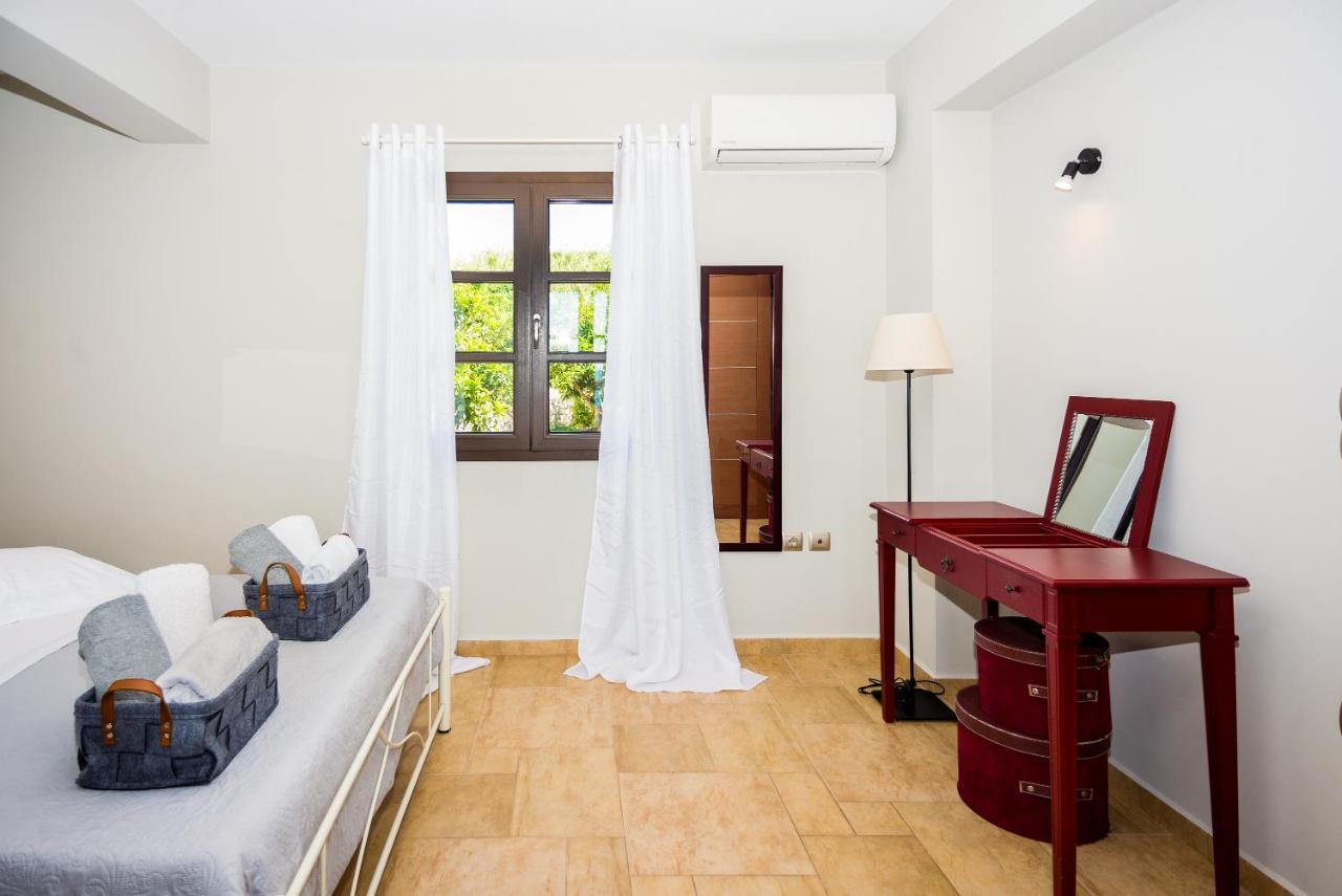 Filon Ktima Beachfront Upscale Villa Karavádhos エクステリア 写真