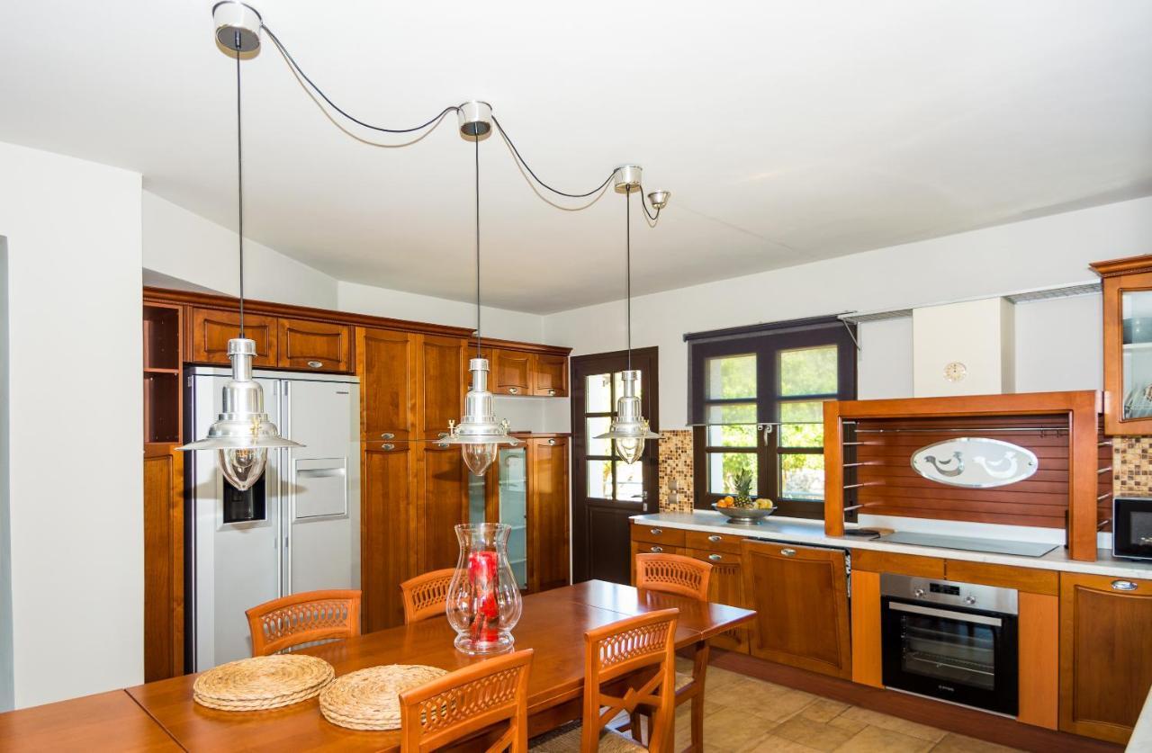 Filon Ktima Beachfront Upscale Villa Karavádhos エクステリア 写真